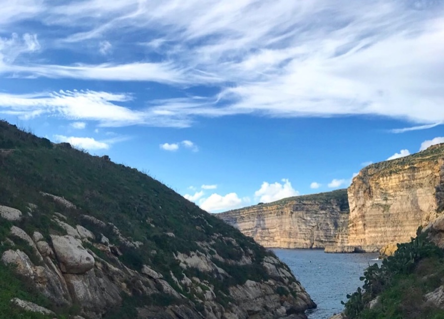 Xlendi-hiking-valley